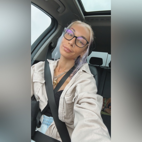 Meet your Posher, Tiff - Picture 1 of 2